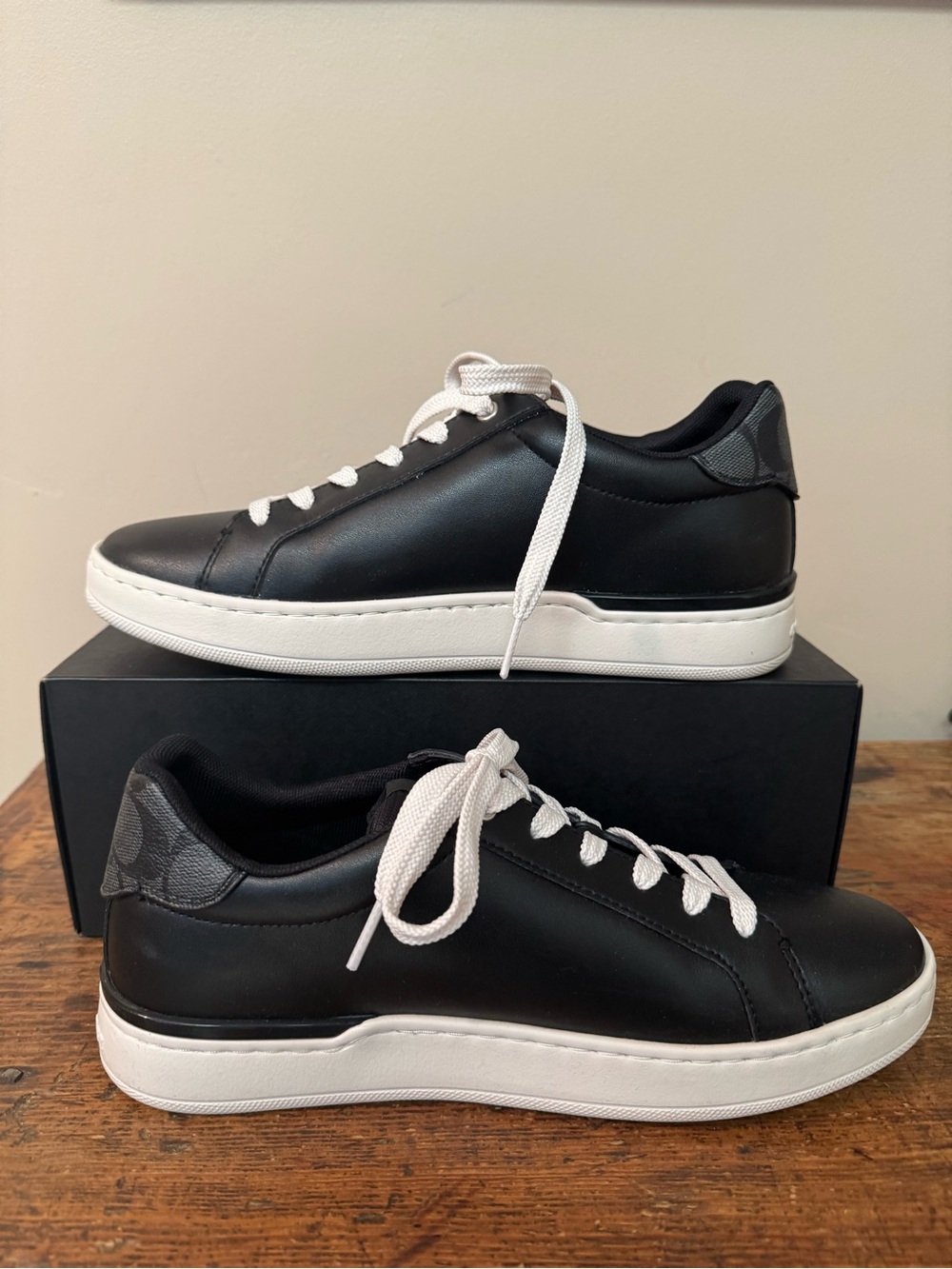 Like New Women’s Coach Clip Low Top Leather Sneakers in Black, Size 9